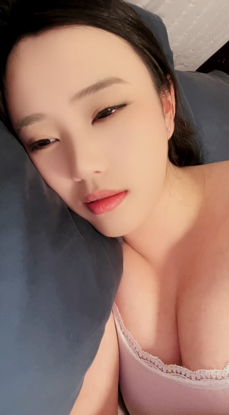 巨乳空姐 酸奶口鸡 粉嫩逼逼 逼毛超性感 跳蛋道具自慰 无套啪啪 颜射2v 预览图 2