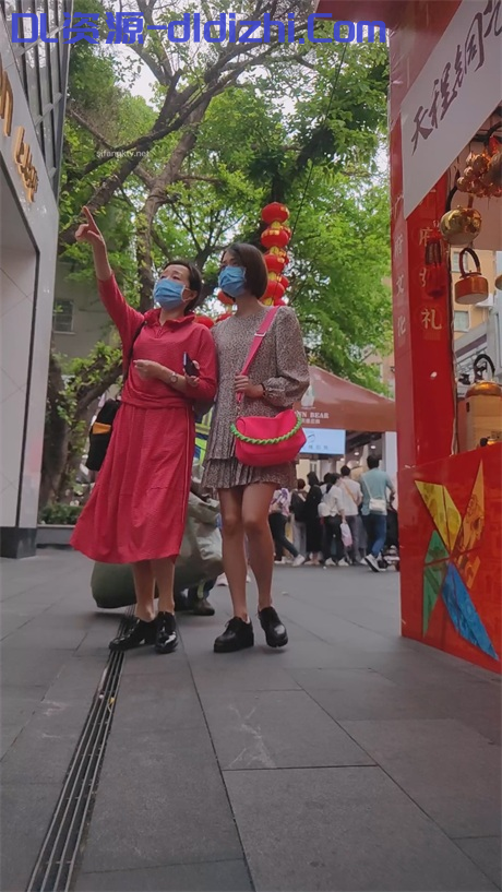 【步行街抄底】跟了好久一對母女，女兒玉足特寫，腿長人靓，内褲太騷想猛吸幾口1V 1.01GB