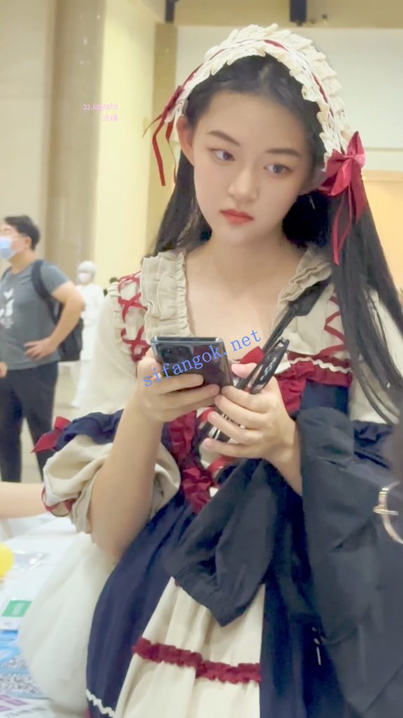 【KFC】萝莉塔群学生妹专注玩手机·过膝白丝白内低角度CD【1V】【883M】 预览图 3