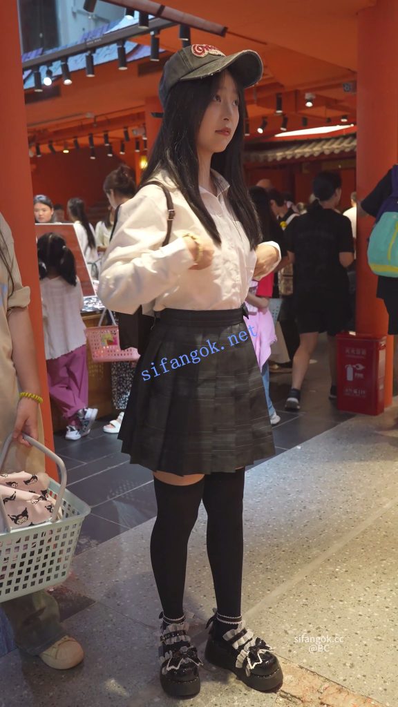 (BC-SSS-109)外纯内骚jk小学妹..过膝袜无痕内夹成丁无防备逛街【1V】【1.53G】 预览图 4