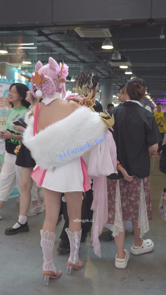 【xxn-364】极品超短露背裙cos小姐姐..窄内带翅膀屁股有点黑【1V】【825M】 预览图 2