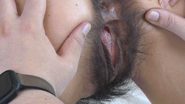 最新PANS重磅流出【花園版】米寶、泡泡、雨柔三位模特超大尺度拍攝，全裸掰逼特寫，道具自慰(3V) 682.6MB 预览图 3