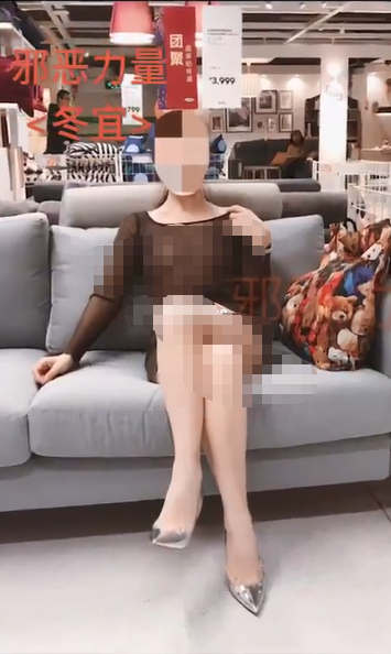 推特上的牛逼露出女神，【邪恶力量】网吧人群中的座位、游戏厅中真空短裙跳舞露B、户外全裸散步【5v】-福利岛