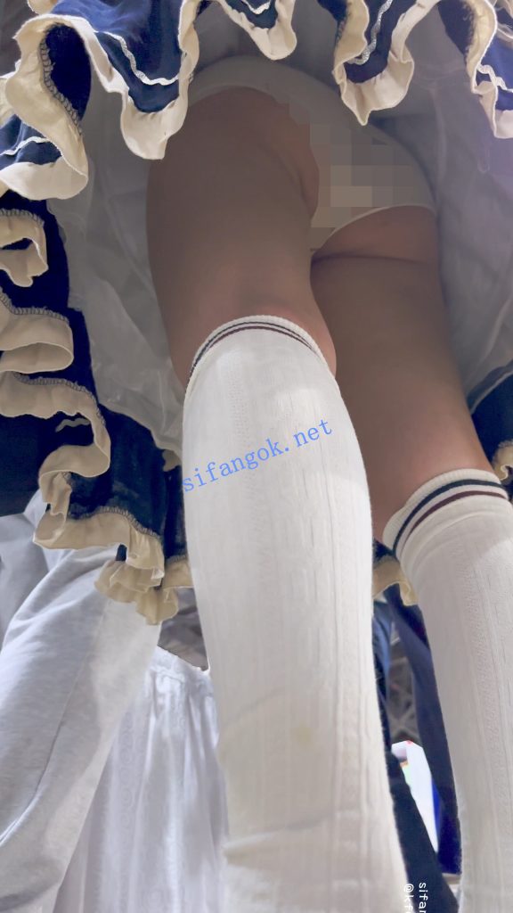 【KFC】萝莉塔群学生妹专注玩手机·过膝白丝白内低角度CD【1V】【883M】 预览图 10