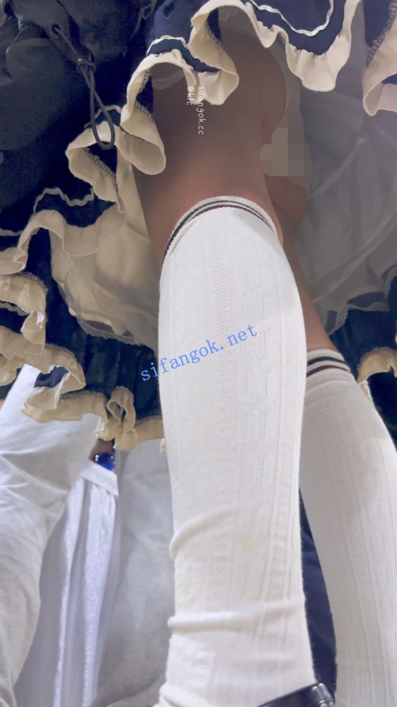 【KFC】萝莉塔群学生妹专注玩手机·过膝白丝白内低角度CD【1V】【883M】 预览图 9