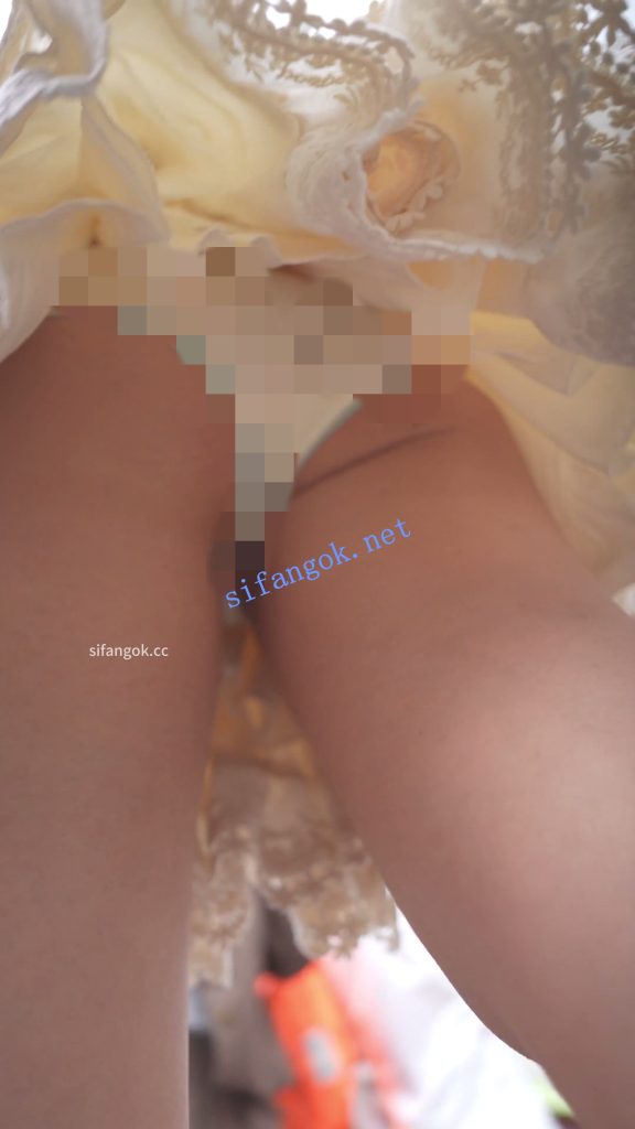 (BC-AA-658)公主裙小姐姐拍照走光..抄底浅黄内夹出13缝【1V】【591M】 预览图 7