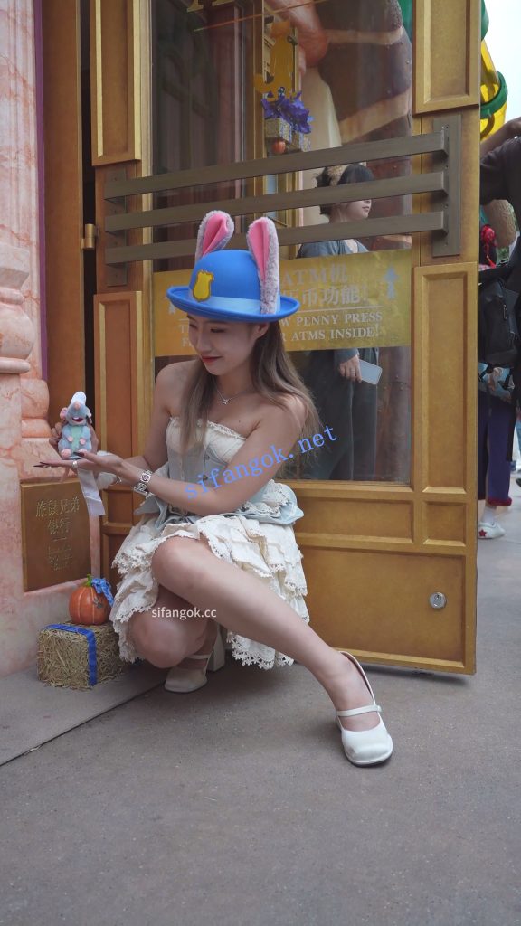 (BC-AA-658)公主裙小姐姐拍照走光..抄底浅黄内夹出13缝【1V】【591M】 预览图 3