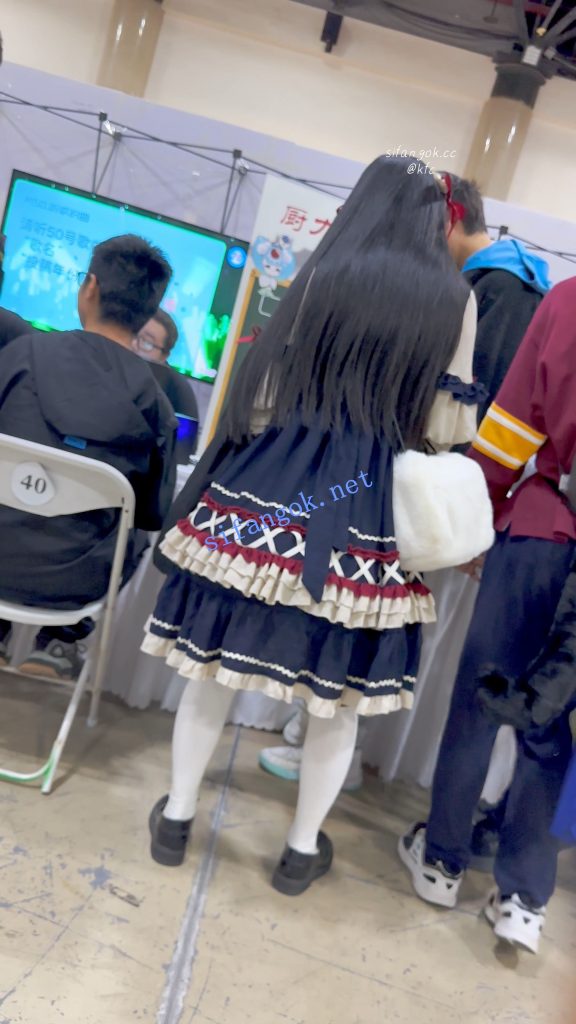 【KFC】萝莉塔群学生妹专注玩手机·过膝白丝白内低角度CD【1V】【883M】 预览图 7