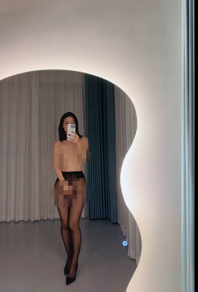 迷人气质御姐『粘人大胸小妖怪』 骚气淫语诱惑自慰尿尿 预览图 1