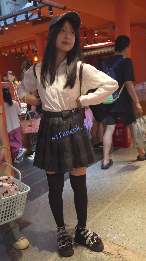 (BC-SSS-109)外纯内骚jk小学妹..过膝袜无痕内夹成丁无防备逛街【1V】【1.53G】 预览图 5