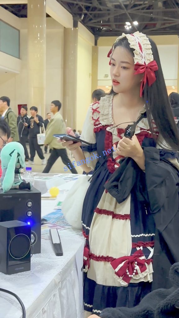 【KFC】萝莉塔群学生妹专注玩手机·过膝白丝白内低角度CD【1V】【883M】 预览图 8