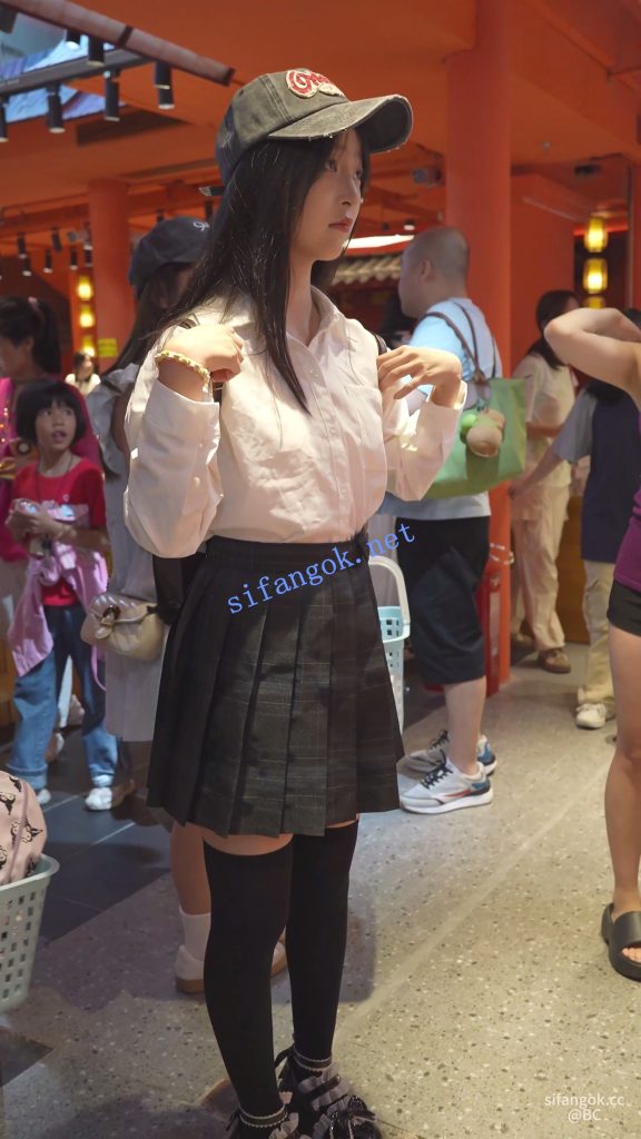 (BC-SSS-109)外纯内骚jk小学妹..过膝袜无痕内夹成丁无防备逛街【1V】【1.53G】 预览图 2