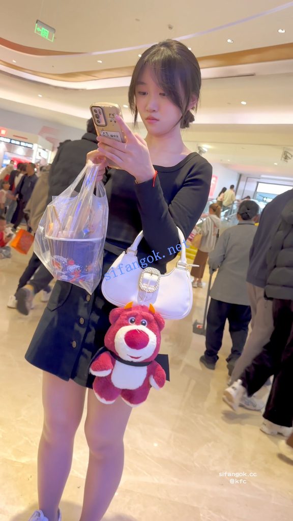 【KFC】短裙学生妹独自逛街等人·透明丝袜白色内内前后CD【1V】【494M】 预览图 9