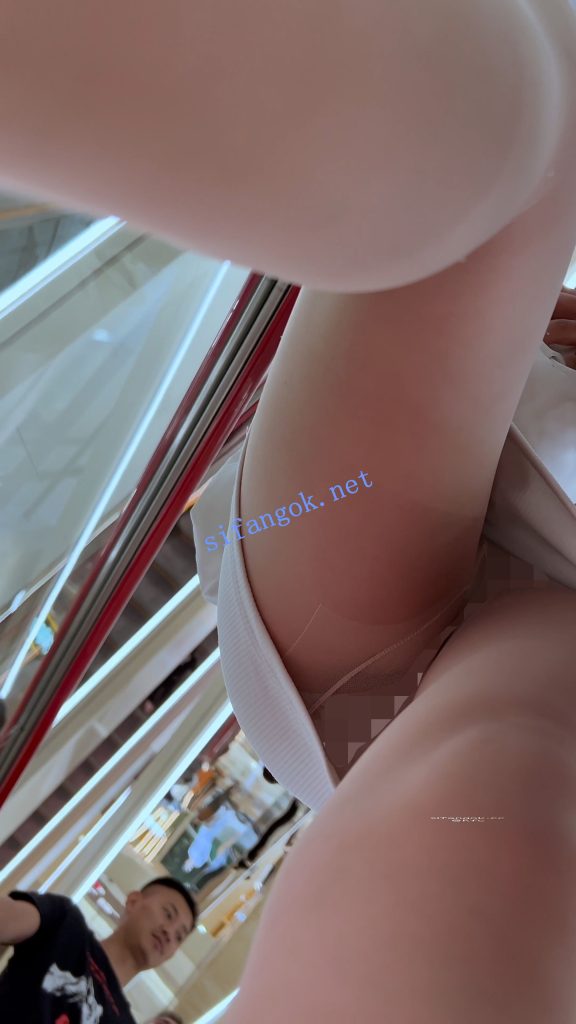 【KFC】包臀裙骚货独自吃小吃·肉丝袜白内直接放在两腿间CD【1V】【1.19G】 预览图 5