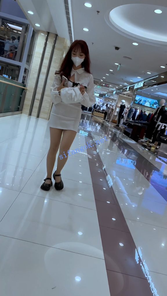 【KFC】包臀裙骚货独自吃小吃·肉丝袜白内直接放在两腿间CD【1V】【1.19G】 预览图 3