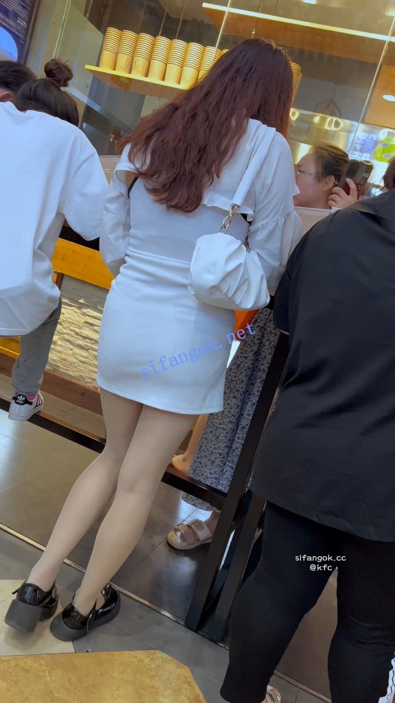 【KFC】包臀裙骚货独自吃小吃·肉丝袜白内直接放在两腿间CD【1V】【1.19G】 预览图 15