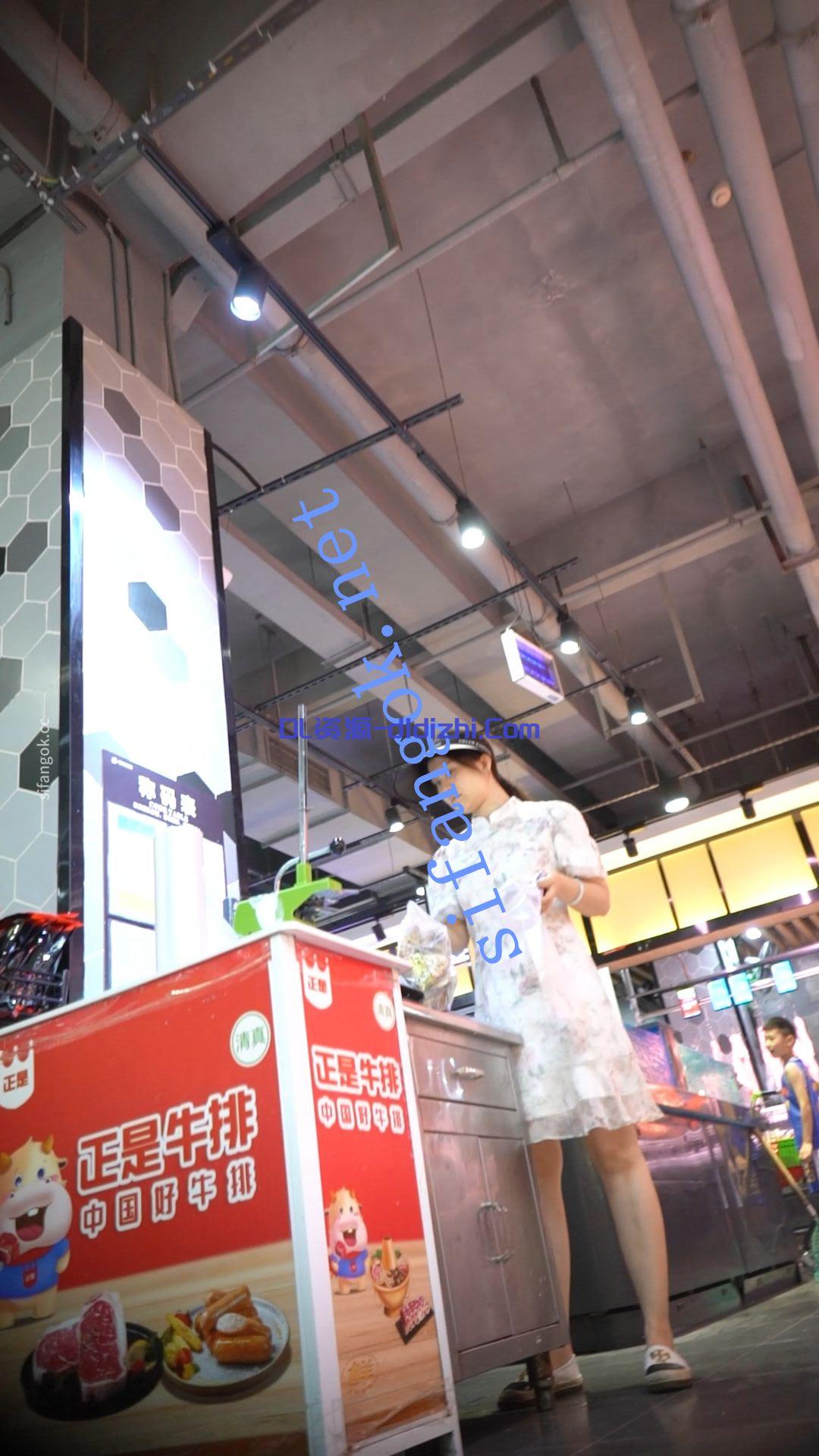 （空城原創）白裙小少婦逛超市，彎腰撅臀漏出蕾絲邊微透N 276.6MB 预览图 1