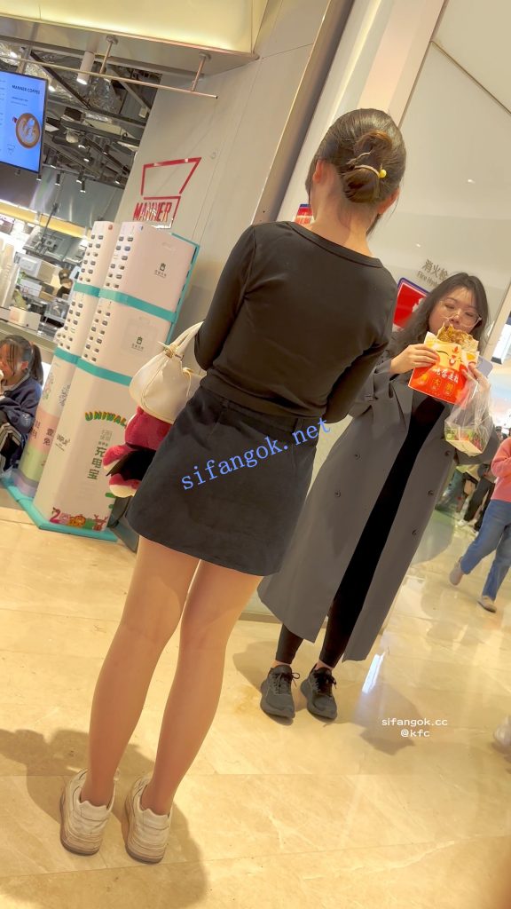 【KFC】短裙学生妹独自逛街等人·透明丝袜白色内内前后CD【1V】【494M】 预览图 12