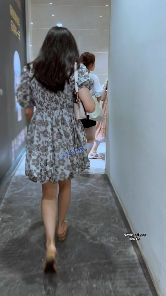 【KFC】长裙少妇逛街玩手机·光腿粉色窄内全程跟拍【1V】【298M】 预览图 5