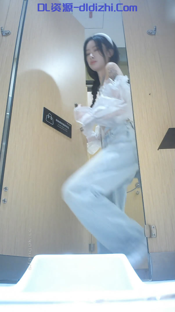 私房三月流出❤️酒吧女廁後景偷拍小姐尿尿手臂紋身牛仔褲靓妹人美逼嫩 437.9MB 预览图 1