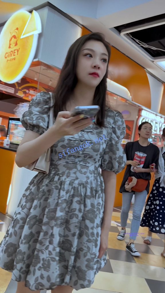 【KFC】长裙少妇逛街玩手机·光腿粉色窄内全程跟拍【1V】【298M】 预览图 7