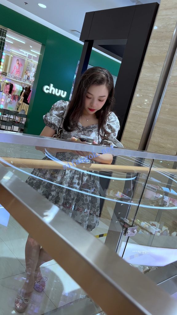 【KFC】长裙少妇逛街玩手机·光腿粉色窄内全程跟拍【1V】【298M】 预览图 10