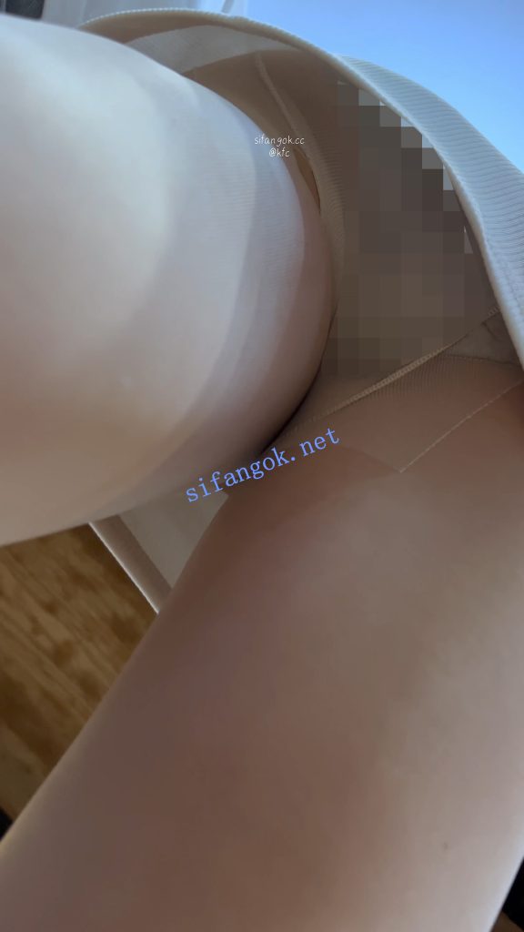 【KFC】包臀裙骚货独自吃小吃·肉丝袜白内直接放在两腿间CD【1V】【1.19G】 预览图 2