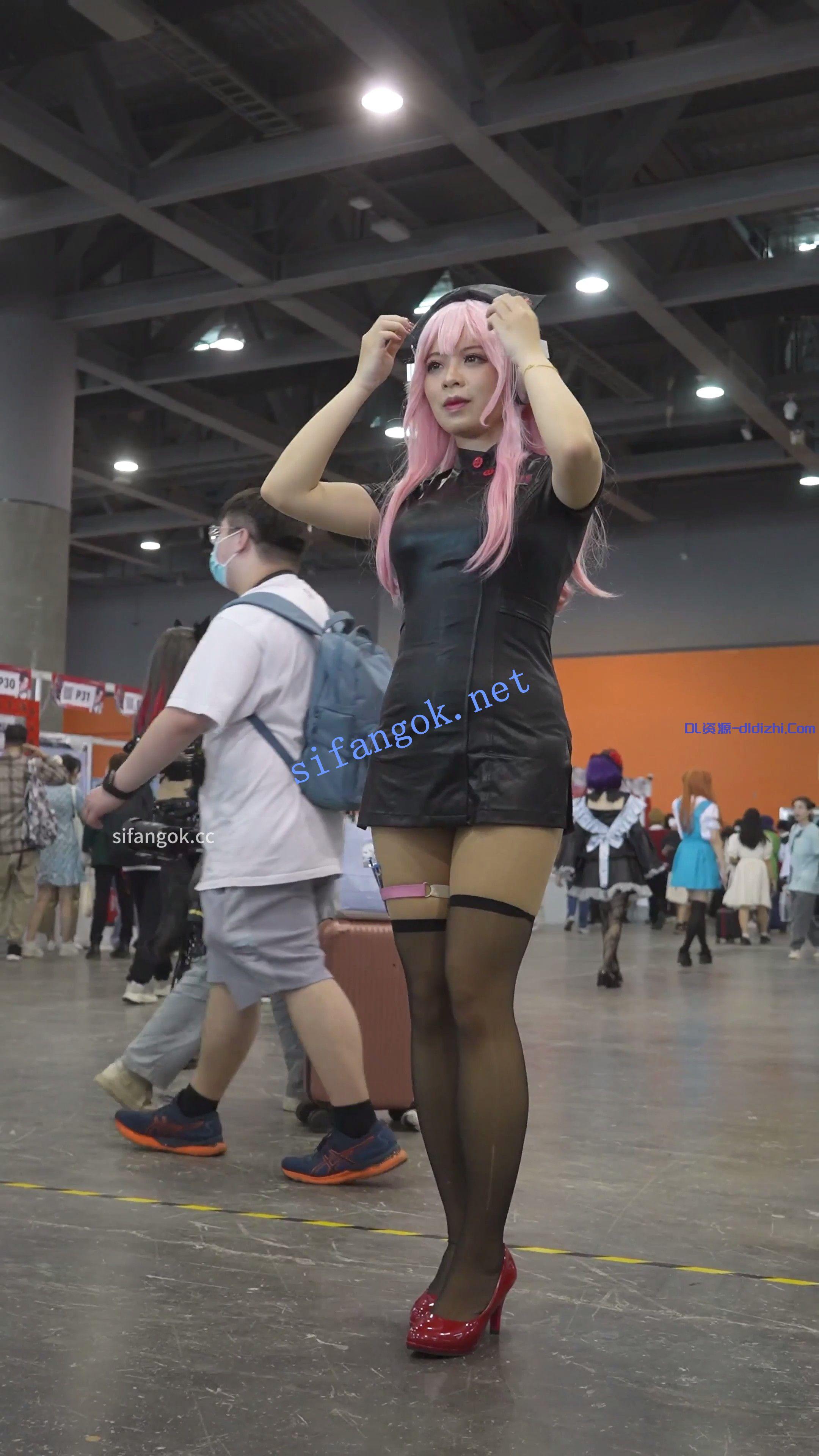 【xxn-361】黑色開衩旗袍cos小姐姐..條紋内褲穿在肉絲外面 532.9MB