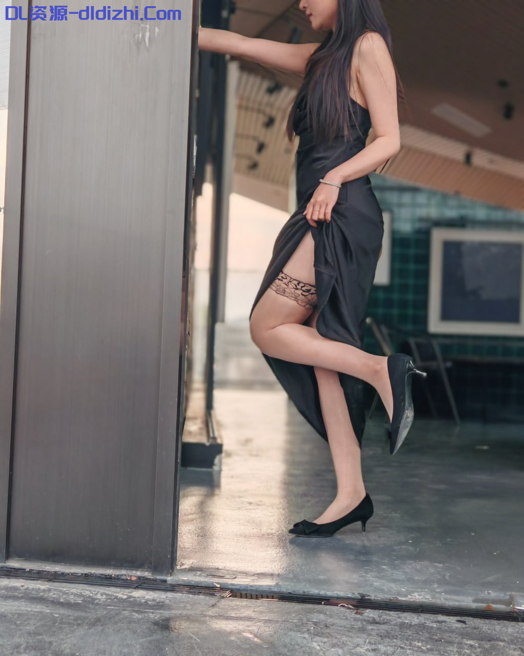 推特真實淫蕩夫妻「琢木鳥夫妻」老婆被倆單男綁在椅子上玩弄，強壯單男一把抱住就往床上扔，倆人接力賽輪番輸出，老婆直接失禁了！6V 520.6MB