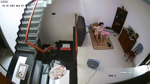 家庭攝像頭破解真實偷拍，有錢秃驢打地鋪連續玩肏白膚小媳婦，躺着幹站着幹，聽話耐操 879.1MB 预览图 5