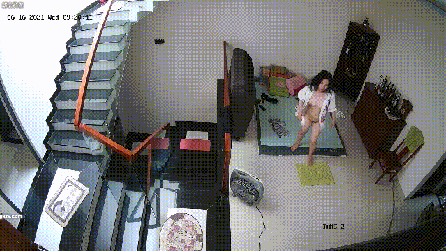 家庭攝像頭破解真實偷拍，有錢秃驢打地鋪連續玩肏白膚小媳婦，躺着幹站着幹，聽話耐操 879.1MB 预览图 1