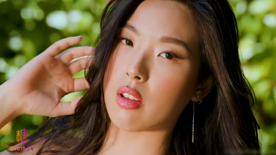 亚裔反差骚货【Elle_Lee】猛插嫩穴_韩国选美皇后露天浴室和白人巨屌缠绵_超大肉棒插入骚穴尽情蹂躏_露天浴池_室外_露脸【197m】-福利岛