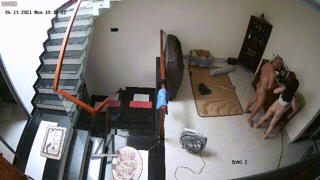 家庭攝像頭破解真實偷拍，有錢秃驢打地鋪連續玩肏白膚小媳婦，躺着幹站着幹，聽話耐操 879.1MB 预览图 3