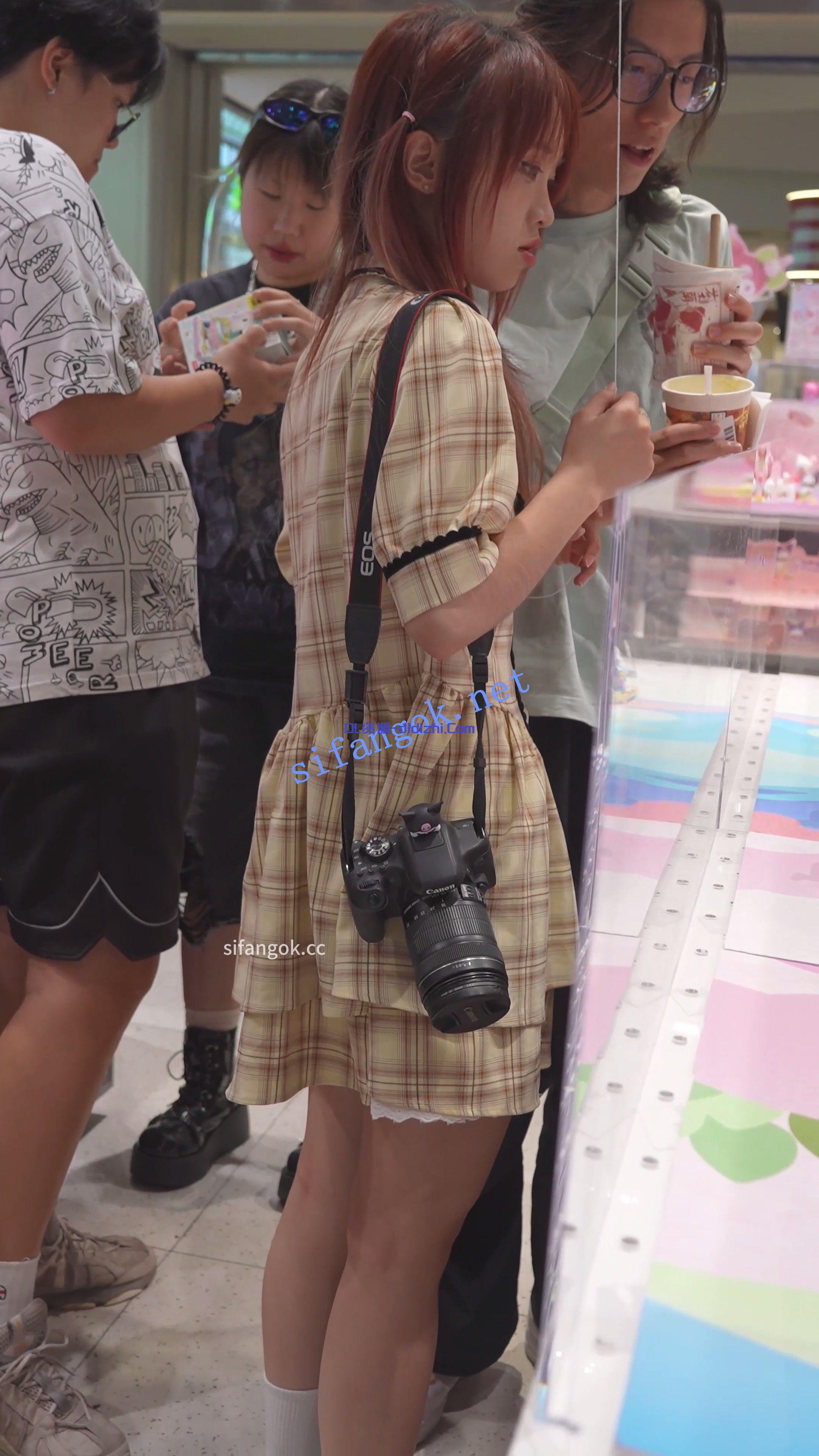 (BC-AA-649)格子長裙小姐姐買盲盒..笑容甜美男友面前被抄底 310.7MB