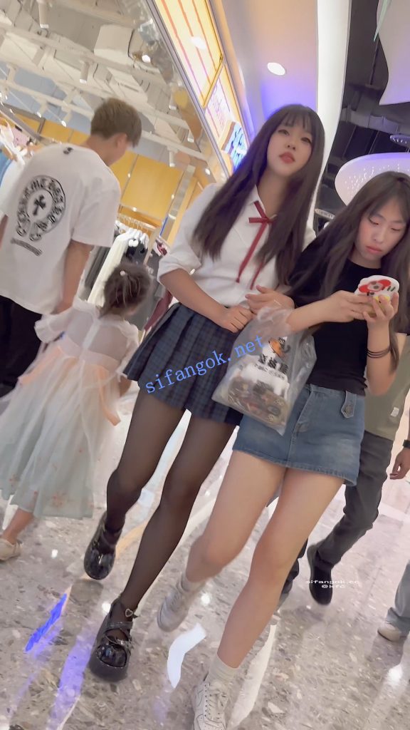 ⭐JK制服学生妹·黑丝短裙白边内·翘屁股直接把相机塞进去CD【1V】【1.44G】 预览图 6