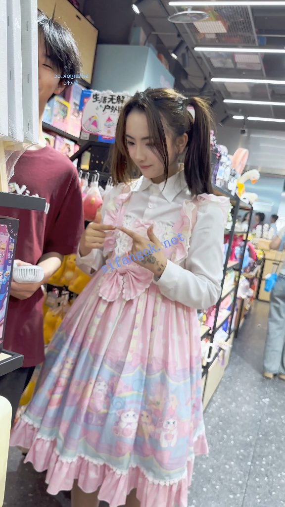 【KFC】双马尾洛丽塔学生妹·撒娇求男友买礼物·内内穿肉丝外【1V】【340M】 预览图 4