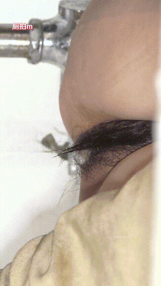 廁拍達人大型商場女廁拍臉拍逼多位女性，帶着高端設備現場偷拍高清特寫私處~炸裂 1.45GB 预览图 1