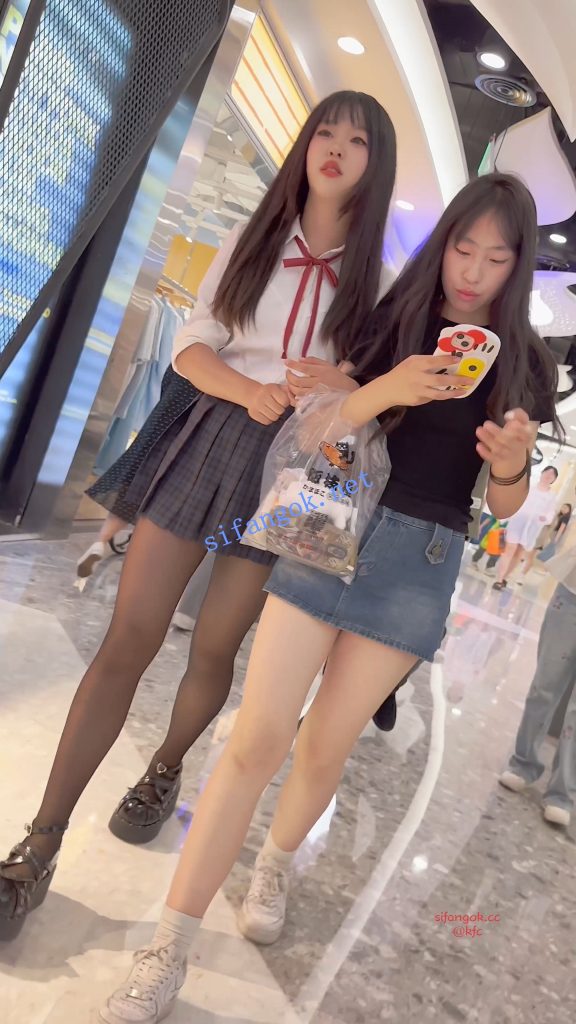 ⭐JK制服学生妹·黑丝短裙白边内·翘屁股直接把相机塞进去CD【1V】【1.44G】 预览图 18