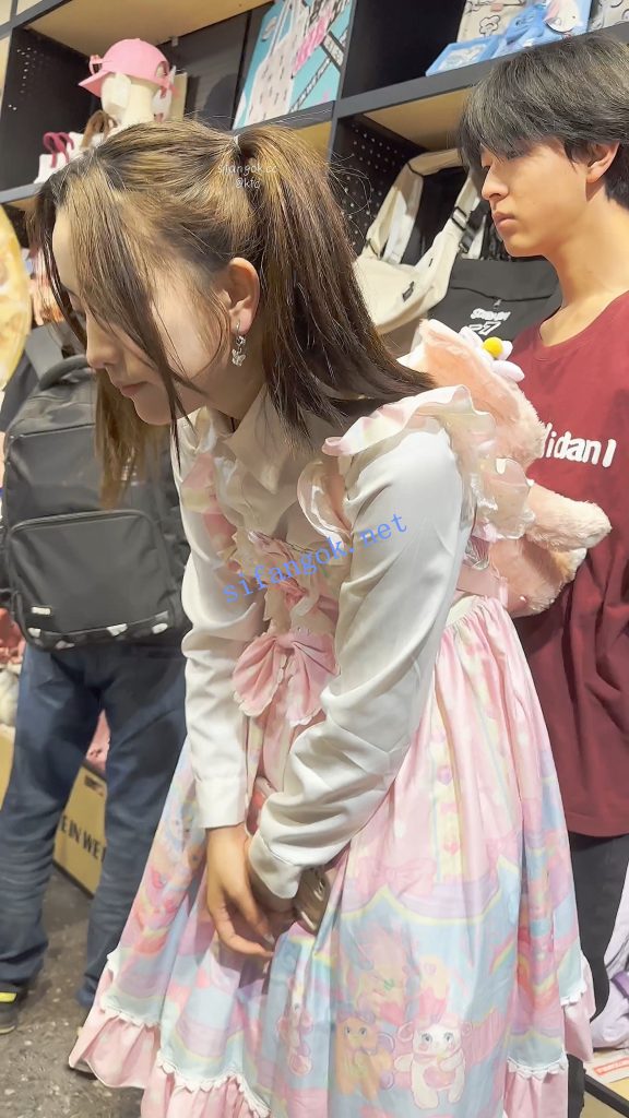 【KFC】双马尾洛丽塔学生妹·撒娇求男友买礼物·内内穿肉丝外【1V】【340M】 预览图 12