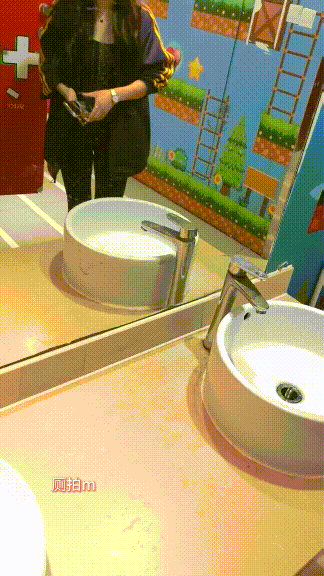 廁拍達人大型商場女廁拍臉拍逼多位女性，帶着高端設備現場偷拍高清特寫私處~炸裂 1.45GB 预览图 5