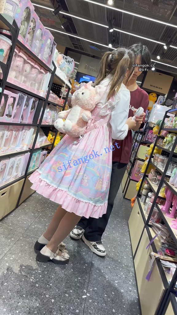 【KFC】双马尾洛丽塔学生妹·撒娇求男友买礼物·内内穿肉丝外【1V】【340M】 预览图 8