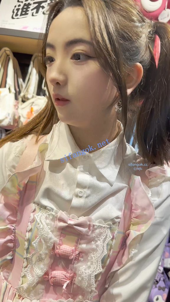 【KFC】双马尾洛丽塔学生妹·撒娇求男友买礼物·内内穿肉丝外【1V】【340M】 预览图 7