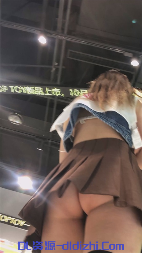 【地鐵不穿内褲】齊逼短裙挂空擋坐地鐵，毛茸茸一線天，黑絲配騷穴簡直完美，是不是主人的任務？1V 825.8MB 预览图 1