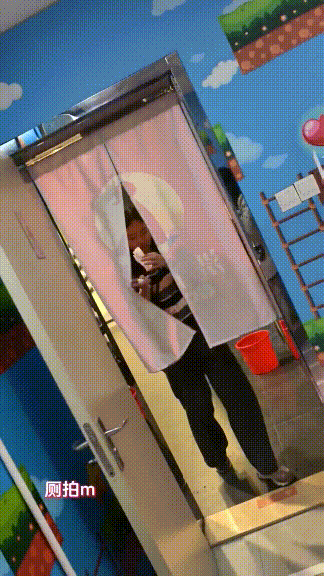 廁拍達人大型商場女廁拍臉拍逼多位女性，帶着高端設備現場偷拍高清特寫私處~炸裂 1.45GB 预览图 2