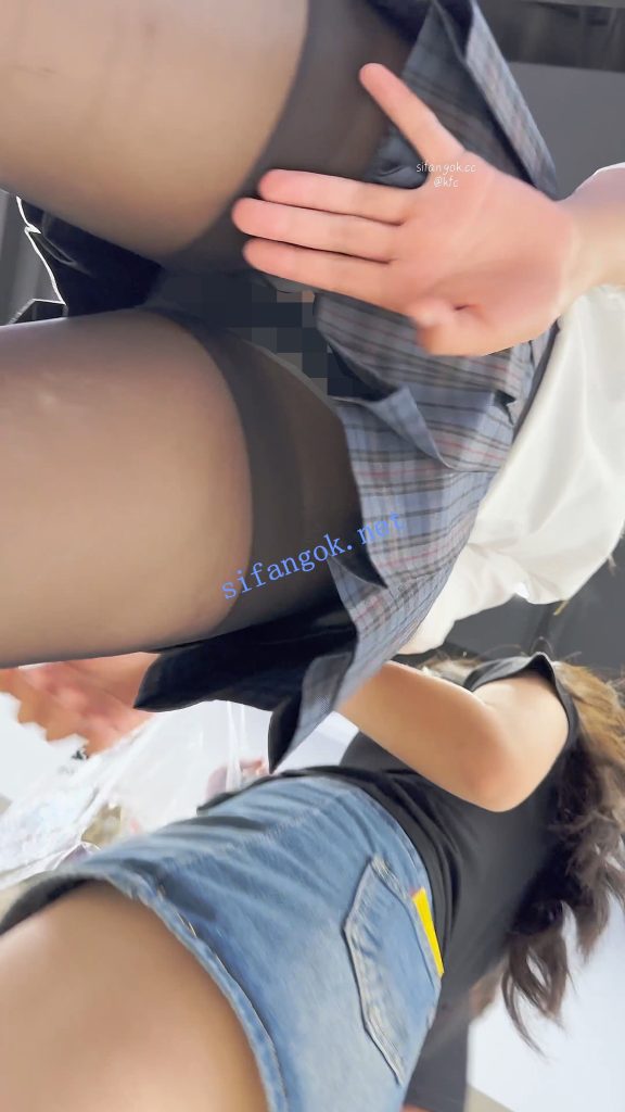 ⭐JK制服学生妹·黑丝短裙白边内·翘屁股直接把相机塞进去CD【1V】【1.44G】 预览图 8