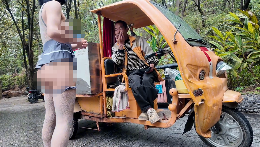 景区一日游，炸裂露出，【cikaimoon】，一路上回头率百分百，环卫工小商贩们一个个都目瞪口呆【4v】-福利岛