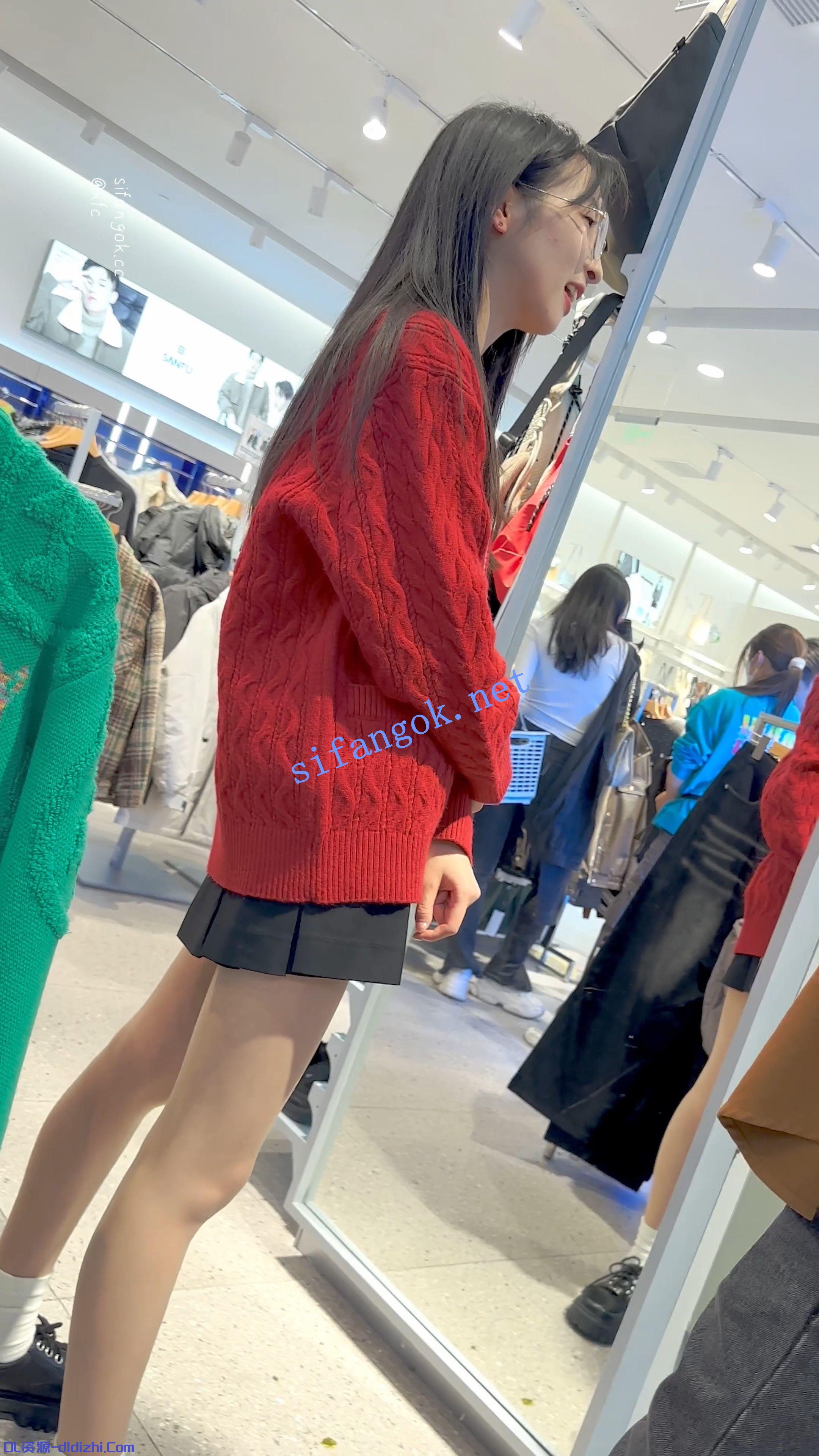 【KFC】短裙學生妹和男友甜蜜逛街·肉色絲襪白色内内前後CD 865.3MB 预览图 1