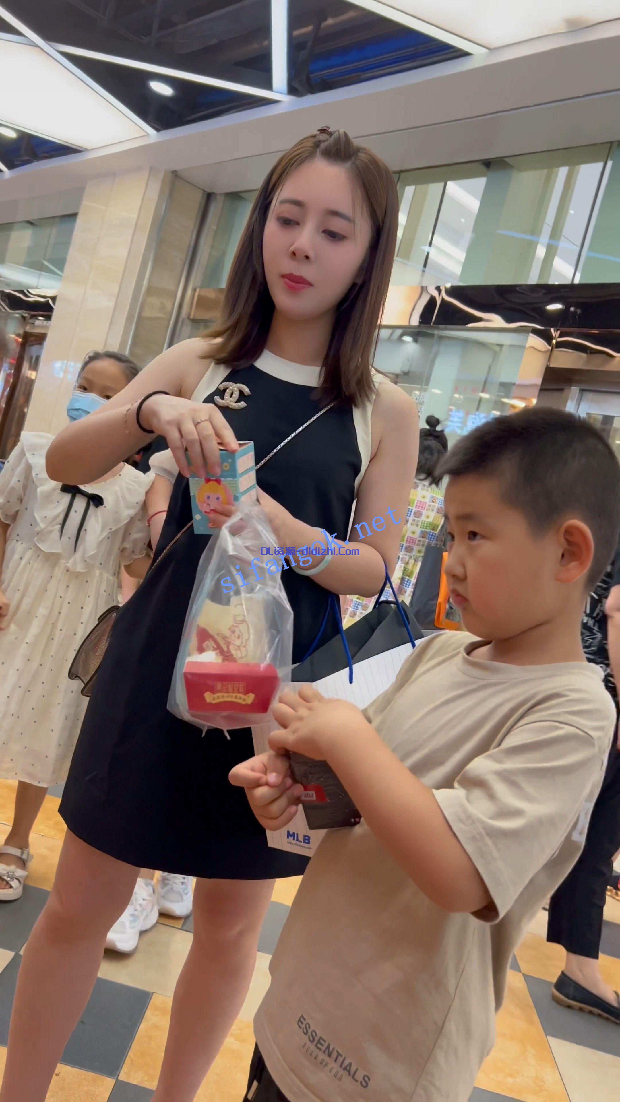 【KFC】短裙少婦和閨蜜逛街買小吃·白色騷窄内貼着拍前後CD 726.1MB 预览图 1