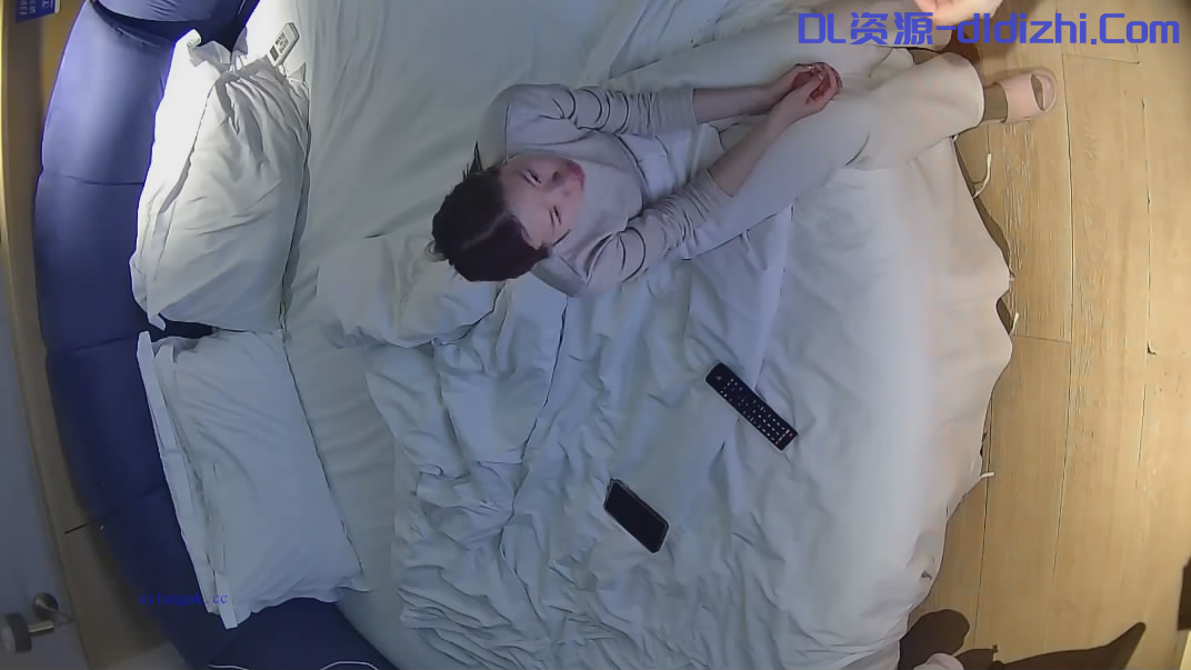 3-1流出酒店偷拍舔狗男給女友按摩一塊貼面膜，貼完面膜把她扶牆站起來操 811.7MB