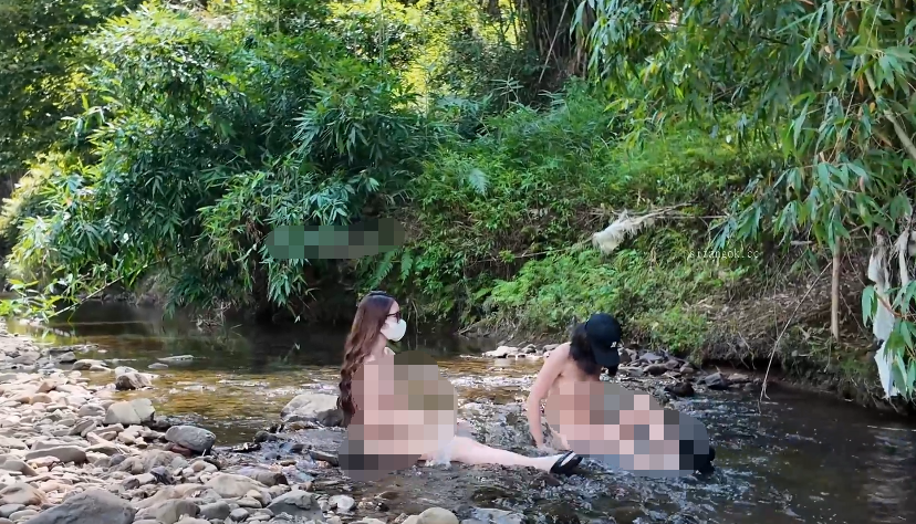 【cikaimoonLiWaynix】双人游山玩水，大叔正在抓鱼，两个裸女把他吓惨了，刺激！ 预览图 1